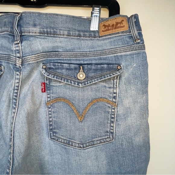 Levi’s Denim Shorts with Rolled Hem and 5-Pocket Design Size 16 - Picture 8 of 12